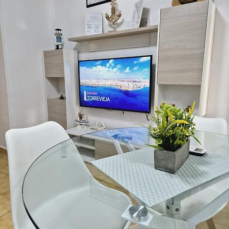 La Casa De Veronica - Serene Apartment With Shared Pool, Steps From The Beach Torrevieja Exteriör bild