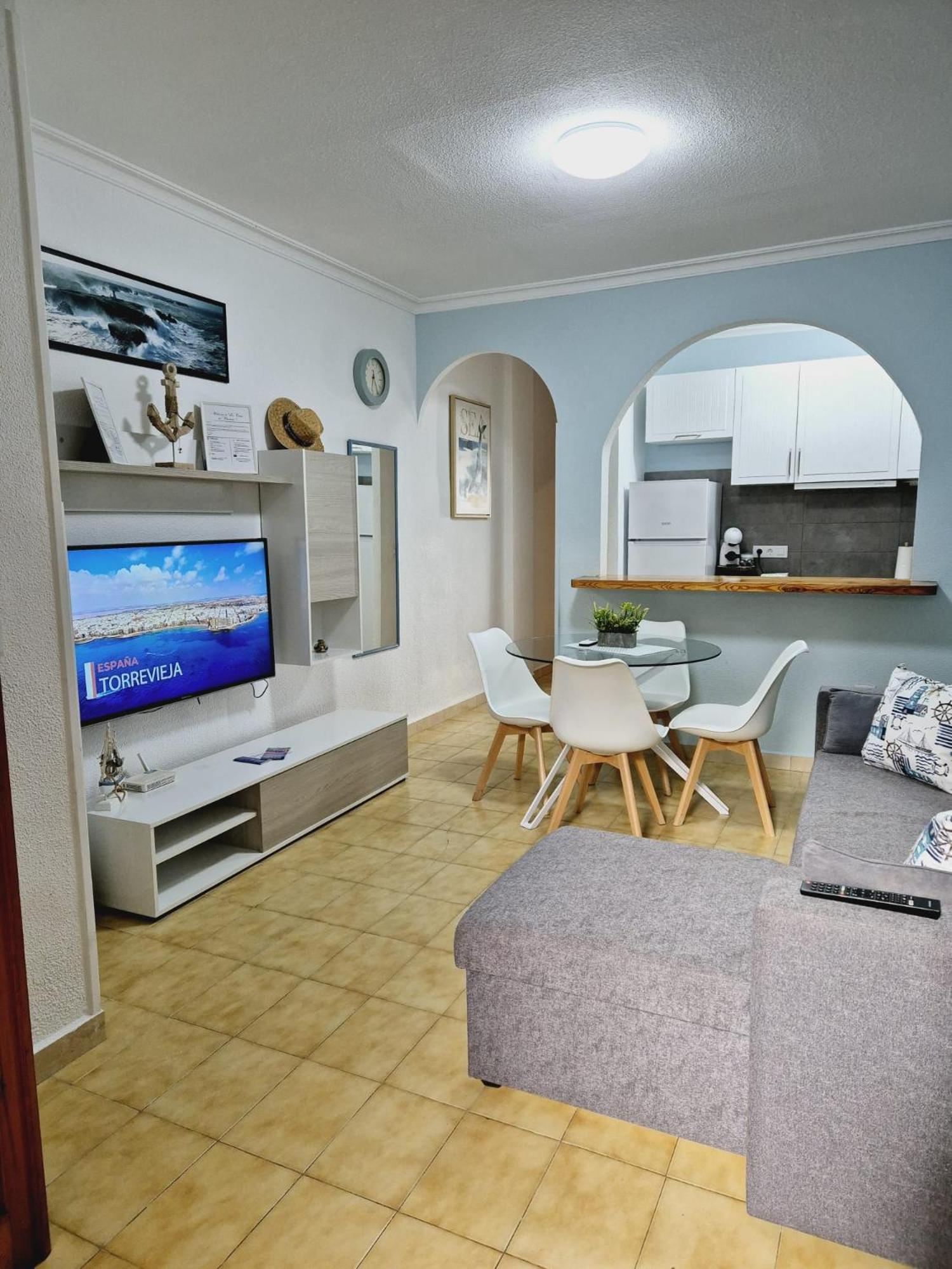La Casa De Veronica - Serene Apartment With Shared Pool, Steps From The Beach Torrevieja Exteriör bild