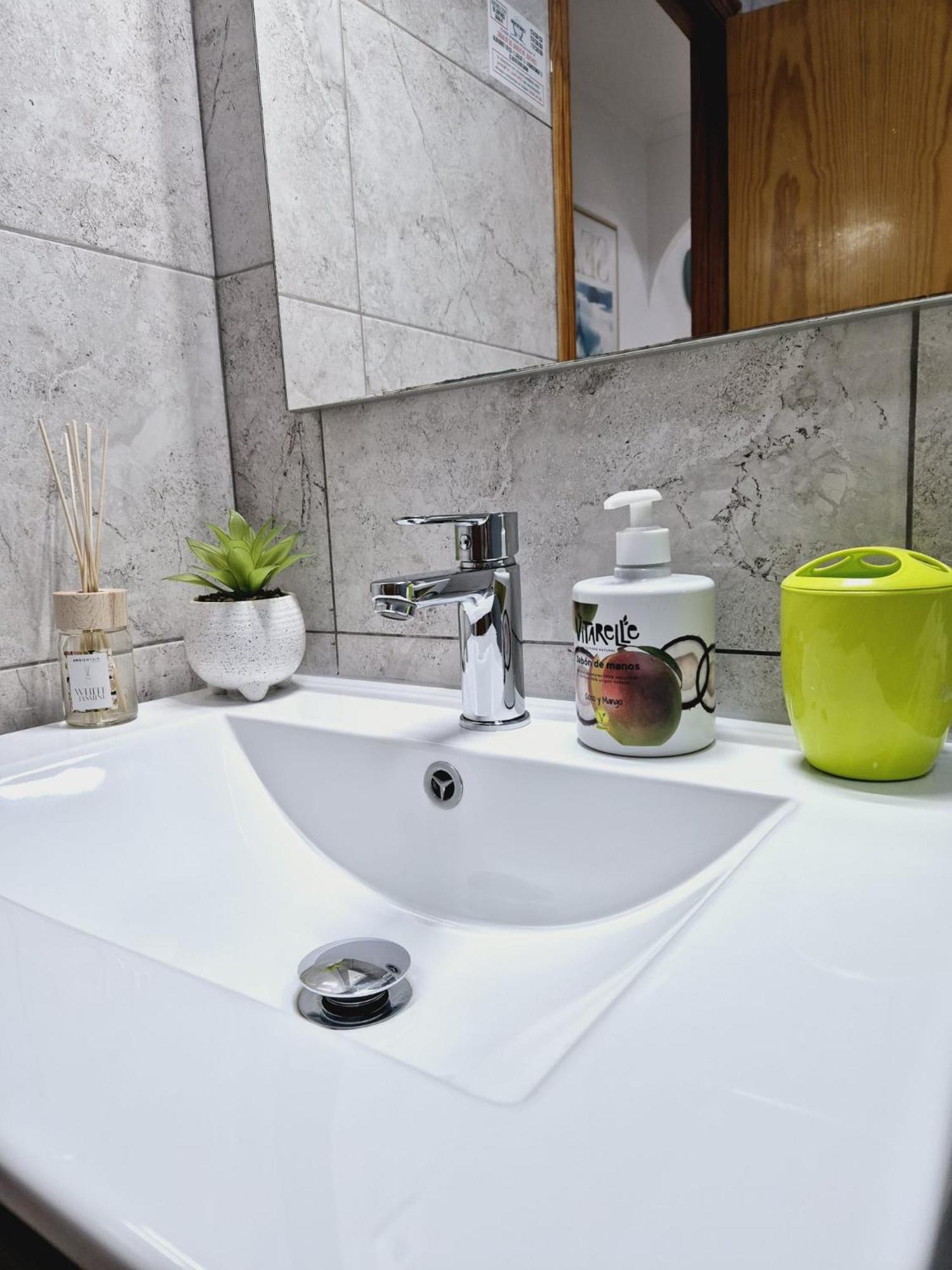La Casa De Veronica - Serene Apartment With Shared Pool, Steps From The Beach Torrevieja Exteriör bild