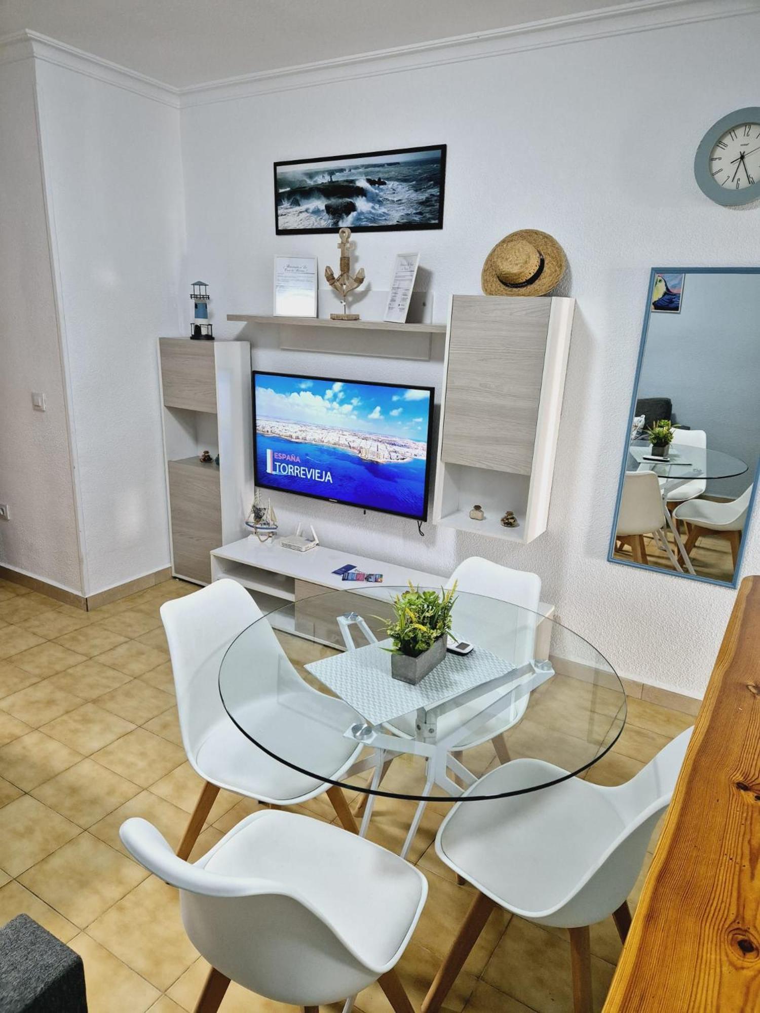 La Casa De Veronica - Serene Apartment With Shared Pool, Steps From The Beach Torrevieja Exteriör bild